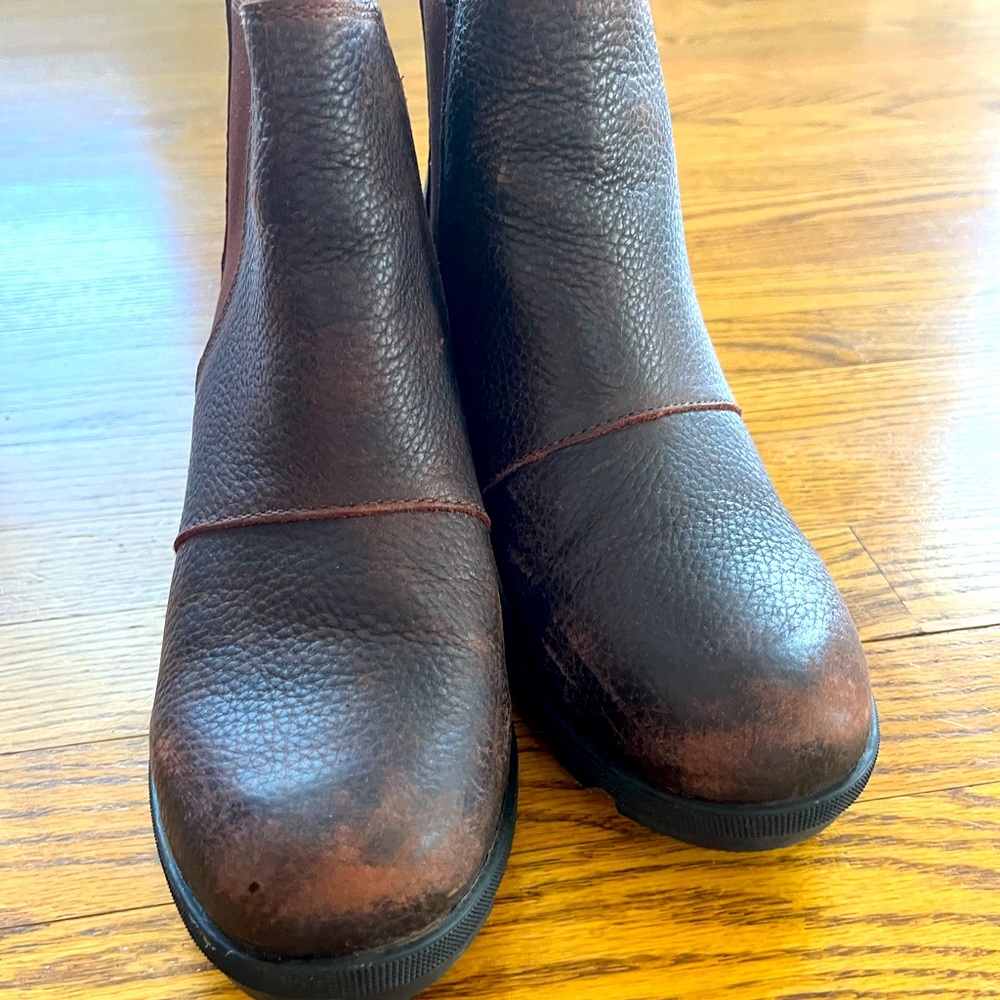 Barely worn, size 8.5, brown leather, Sorel Joan of Arctic wedge boot.